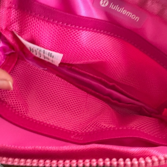 Lululemon Everywhere belt bag 1L Sonic Pink - Picture 11 of 12